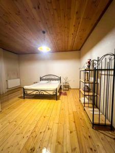 Rúm í herbergi á Mestia Rooms