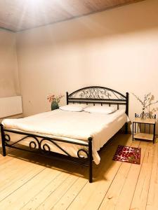 Rúm í herbergi á Mestia Rooms