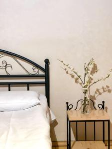 Rúm í herbergi á Mestia Rooms