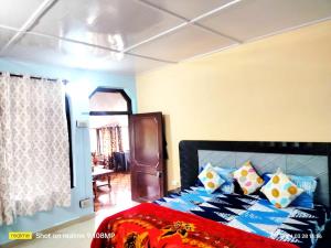 En eller flere senge i et værelse på Ghai Niwas B&B