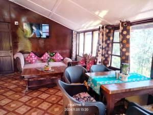 Televisyen dan/atau pusat hiburan di Ghai Niwas B&B +13 gambar