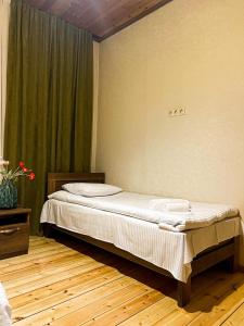 Rúm í herbergi á Mestia Rooms