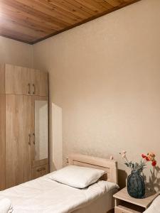 Rúm í herbergi á Mestia Rooms