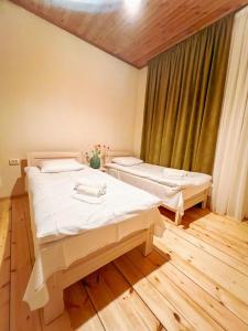 Rúm í herbergi á Mestia Rooms
