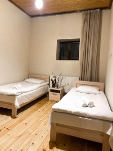 Rúm í herbergi á Mestia Rooms