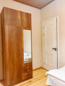 Rúm í herbergi á Mestia Rooms