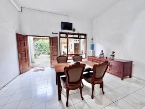 a dining room with a table and chairs at Santalum Hotel Yogyakarta in Yogyakarta
