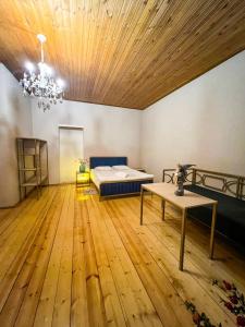 Rúm í herbergi á Mestia Rooms