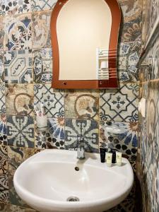 un bagno con lavandino e specchio di Mestia Rooms a Mestia Altre 30 foto