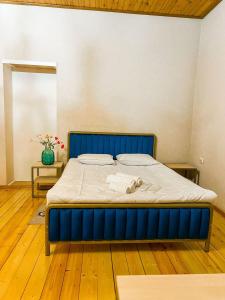 Rúm í herbergi á Mestia Rooms