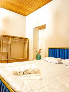 una camera da letto con un letto con asciugamani sopra di Mestia Rooms a Mestia