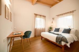佩尔吉内瓦尔苏加纳Casa Montesei di TSS' -Ampio, di classe, vista e posto auto的一间卧室，配有一张床、一张书桌和一扇窗户