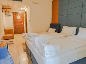 Postel nebo postele na pokoji v ubytování Hotel & Spa Tino Sveti Stefan