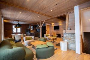 La Plagne TarentaiseにあるChalet Fend l'air - Plagne 1800 - 12 personnes - skis au Piedのリビングルーム(家具、暖炉付)