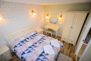 سرير أو أسرّة في غرفة في Pechory - Dom