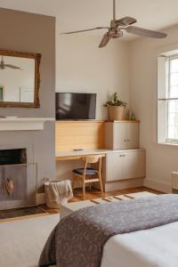 Μια τηλεόραση ή/και κέντρο ψυχαγωγίας στο The Woodbridge Waterfront Rooms