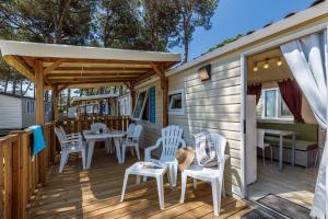 Balkón nebo terasa v ubytování Eurocamp mobilhomes at Brioni Sunny Campsite