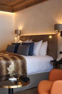 Un dormitorio con una cama grande y un sofá. en Domaine de Montagne - Hôtel Chalet Frère Joseph, en Ventron 111 fotos más