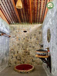 bagno con doccia e tappeto rosso di Mekong Rustic Can Tho Hideaway a Can Tho Altre 24 foto