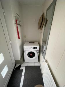 a small laundry room with a washing machine in it at Komfortables Studio mit Terrasse und kleinem Garten - Erholung inklusive in Neumünster