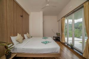 Una cama o camas en una habitación de Abhinav Nest by Xplore Indo