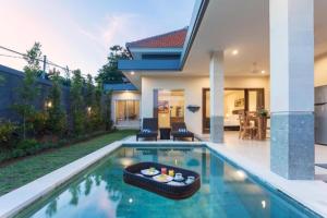 Bazén v ubytování Kubu Petitenget Suite Seminyak nebo v jeho okolí