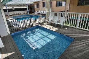 Πισίνα στο ή κοντά στο אחוזת איריס הגליל - וילה וסוויטות מדהימות עם בריכה מחוממת ומקורה