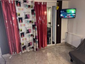 Televízia a/alebo spoločenská miestnosť v ubytovaní RESIDENCE Miranda