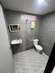 Un baño pequeño con inodoro y lavabo. en Beach Bungalows, en Thong Sala