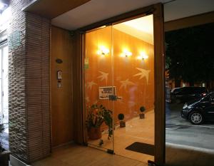 una puerta de cristal de un edificio con estrellas en Marconi Rooms, en Cassino