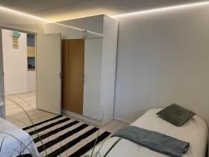 Un dormitorio con una cama y una puerta corrediza de vidrio. en Modern and spacious apartment with a separate bedroom, en Riihimäki