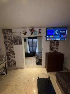 Televízia a/alebo spoločenská miestnosť v ubytovaní RESIDENCE Miranda