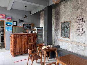 a restaurant with a table and chairs and a counter at Sela Cottages in Toyapakeh