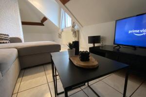 TV a/nebo společenská místnost v ubytování Le Central-Gare-Centre ville-Idéalement situé + 8 fotografií