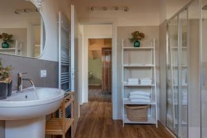 MassimenoにあるCasa Cozzini - 3 appartamenti nella naturaの白い洗面台と鏡のあるバスルーム +69枚の写真