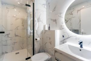 a bathroom with a shower and a toilet and a sink at Strasbourg Hyper centre in Strasbourg +8 photos