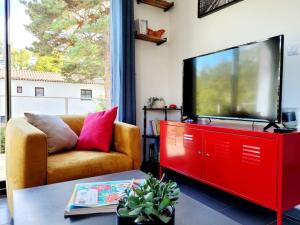 TV a/nebo společenská místnost v ubytování Maison avec vue sur forêt