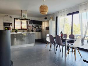 Kuchyň nebo kuchyňský kout v ubytování Maison avec vue sur forêt + 32 fotografií