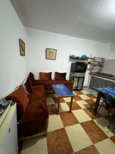 Una sala de estar con dos sofás y una mesa. en Bleu home, en Chefchaouen