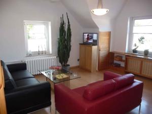 un salon avec un canapé et une table dans l'établissement Ferienwohnung Zur Alten Backstube, à Trebbin