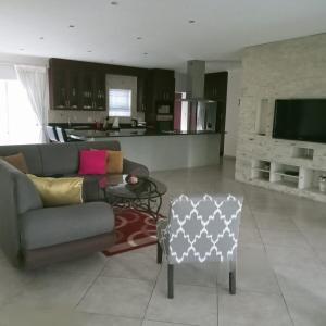 Televisyen dan/atau pusat hiburan di Sunset Retreat - A home-away-from-home