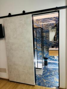 eine Glastür mit Spiegel im Zimmer in der Unterkunft Milano underground in Mailand