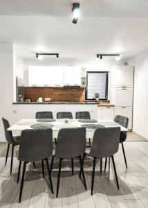 Η κουζίνα ή μικρή κουζίνα στο RIA Duplex Ariniș