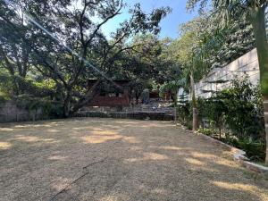 un cortile con recinto e albero di Corbett Tusker Villa a Garjia
