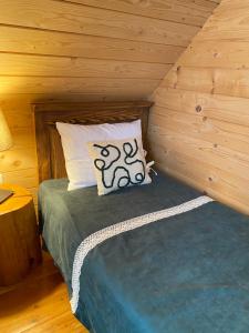 a bedroom with a bed in a log cabin at Jurkowa Wola in Jureczkowa