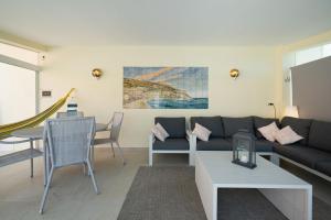 Posezení v ubytování Villa Manuelina - Villa luxuosa com piscina aquecida by DolceStay