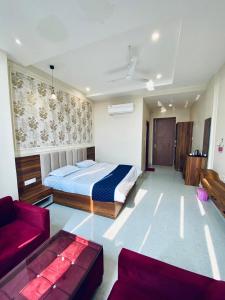 Hotel JMS Grand客房内的一张或多张床位