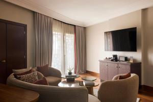 TV a/nebo společenská místnost v ubytování Nobu Hotel Marrakech