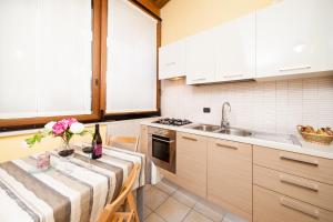 kuchnia ze stołem i zlewem w obiekcie B&B La Casa Di Plinio w mieście Pompeje