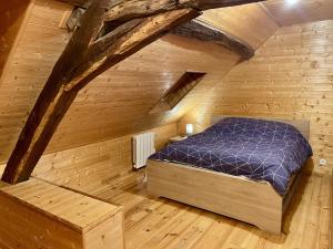 ImphyにあるC3 Familiale Parking 2 chambres 4 lits 5 personnes WiFiの木製の屋根裏部屋(ベッド1台付)